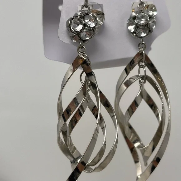 6 piece set 2 sparkly earrings and 4 faux pearl bracelet set - Picture 4 of 4